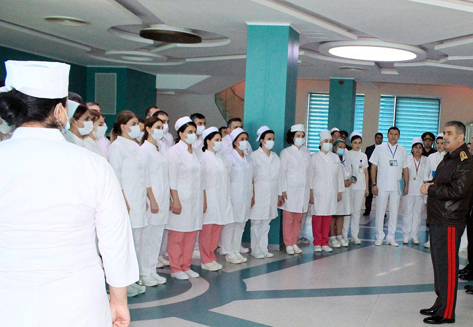 Zakir Həsənov hospitalda müalicə olunan hərbçilərlə görüşdü (FOTO/VİDEO)