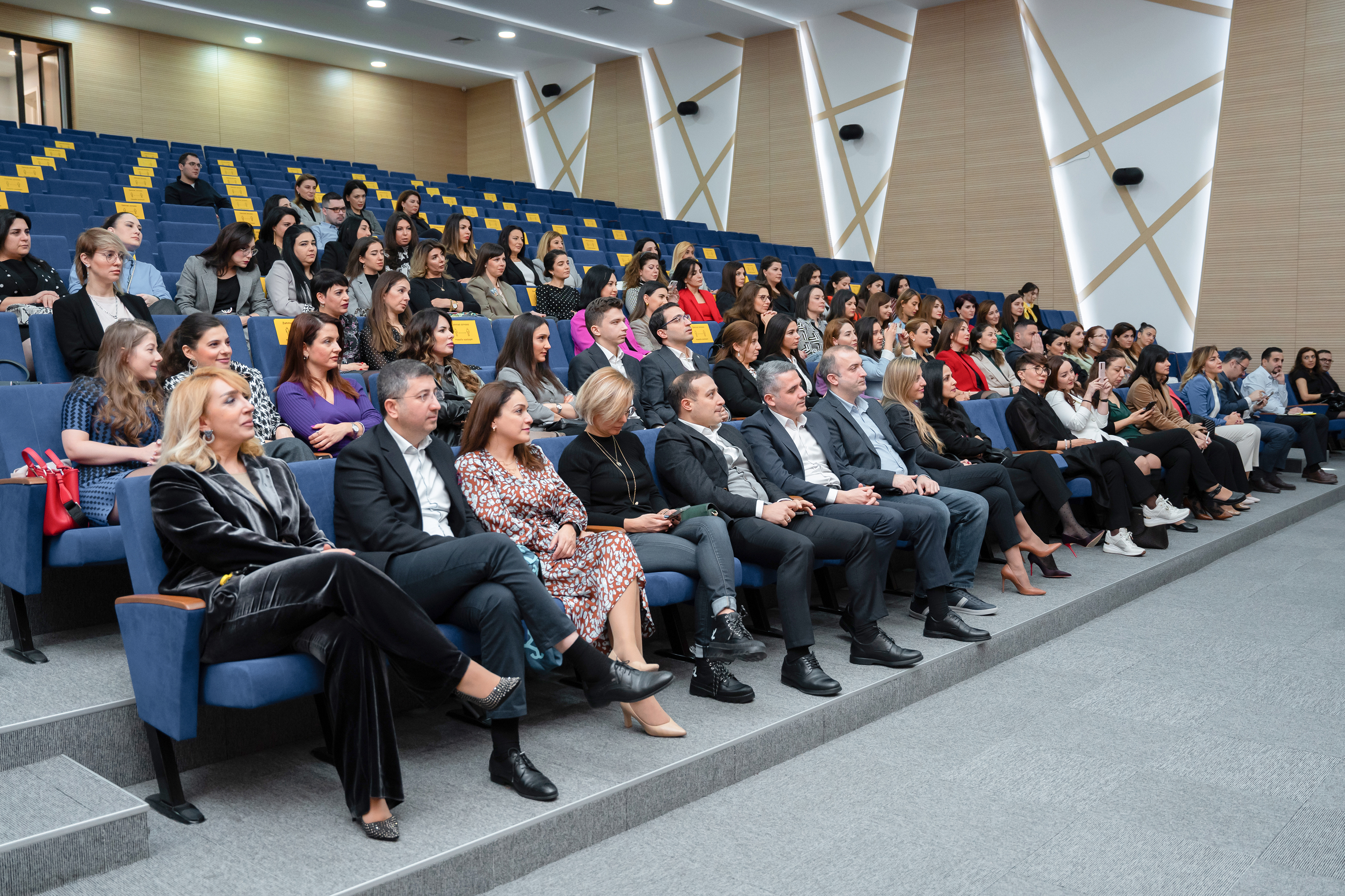 Yelo Bank-da “Women Bankers’ Club”ın görüşü keçirilib (R)