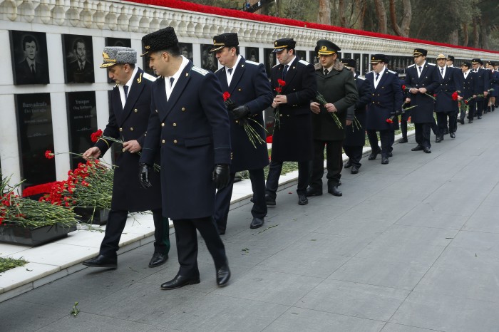 Baş Prokurorluğun rəhbərliyi və kollektivi Şəhidlər xiyabanını ziyarət etdi (FOTO)