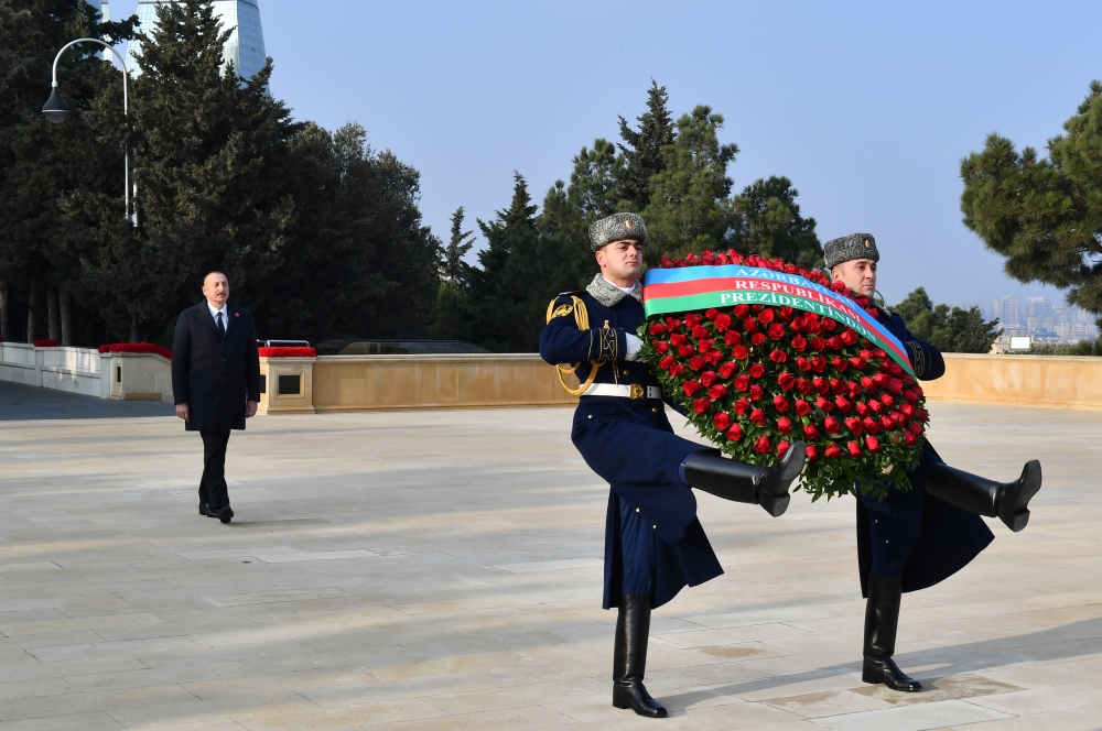 Prezident Şəhidlər xiyabanını ziyarət etdi (FOTOLAR)