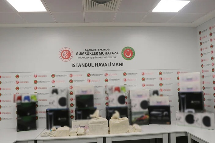 İstanbul-Bakı reysində 400 minlik əməliyyat: Qaçaqmalçılar belə yaxalandı (FOTO/VİDEO)