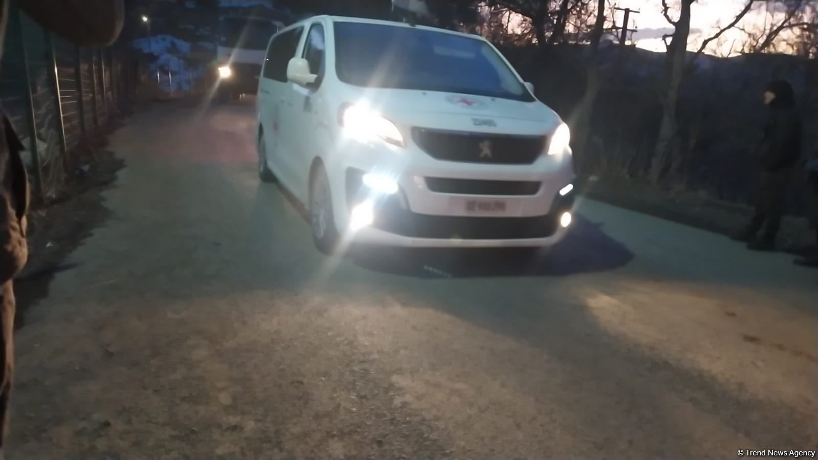 BQXK-ya məxsus avtomobillər Laçın yolundan keçərək geri qayıtdı (FOTO)