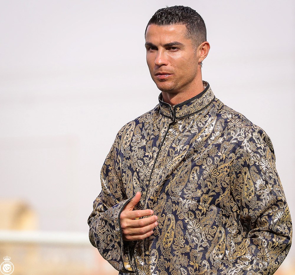 Ronaldo əlinə qılınc aldı, rəqs etdi (FOTO/VİDEO)