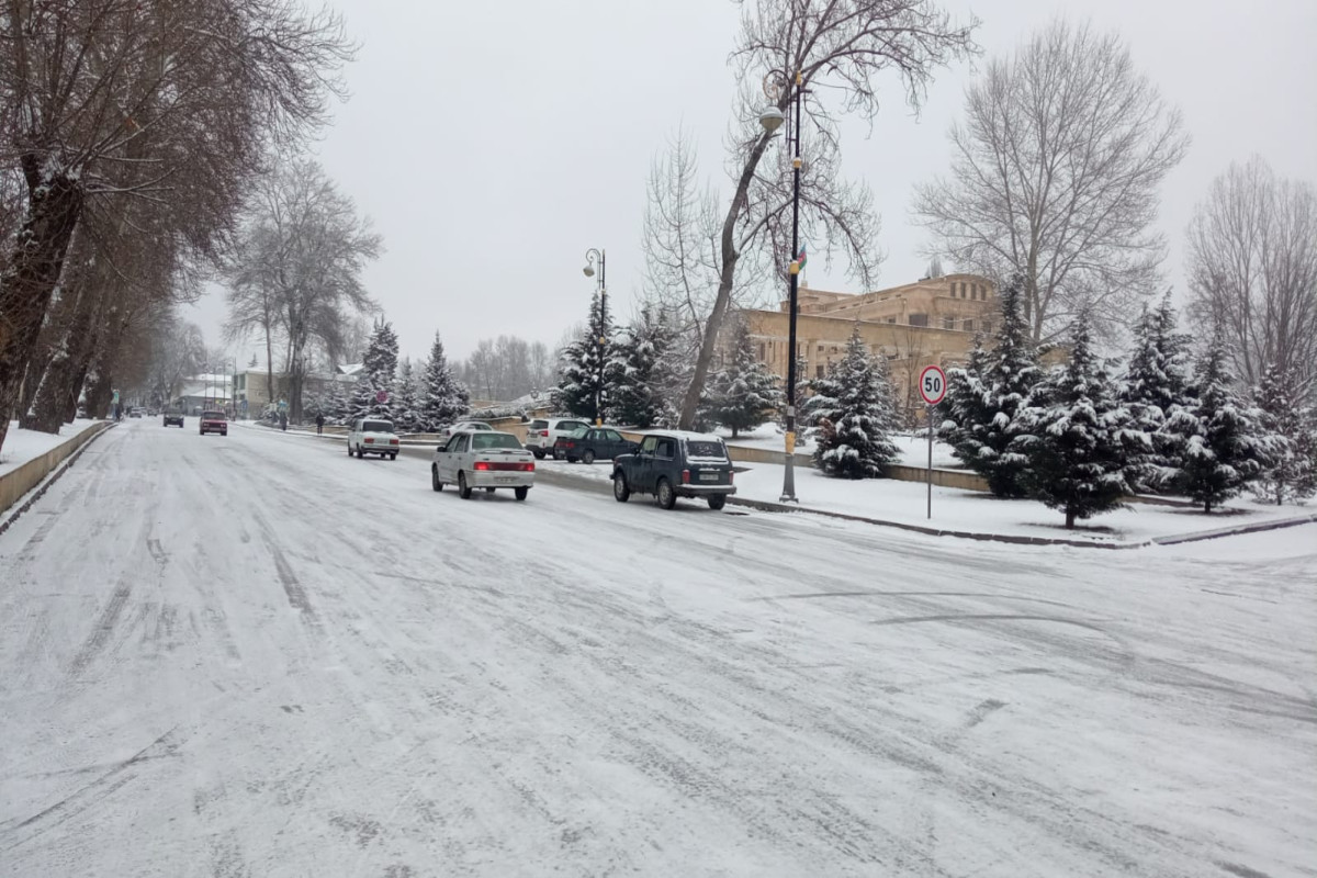 Qəbələdə qar yağdı, yollar buz bağladı