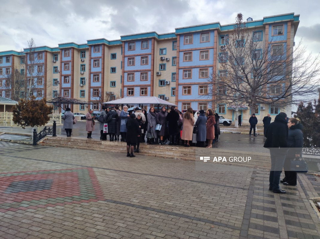 Naxçıvanda tam orta məktəbin müəllimləri etirazlarını davam etdirir (FOTO)