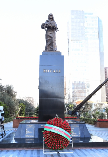 Prezident Xocalı soyqırımı abidəsini ziyarət etdi (FOTOLAR)