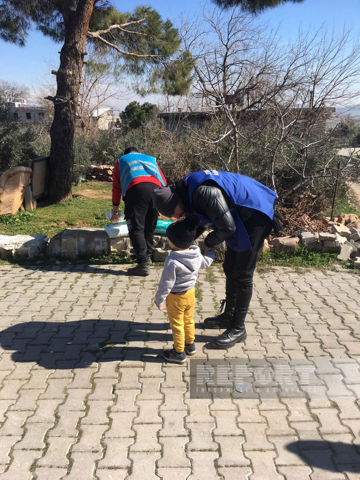 Azərbaycan könüllüsü: "Kahramanmaraşda qida və dərmanların zərərçəkmişlərə paylanılmasında iştirak edirik"