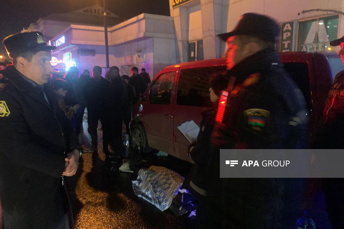 Bakıda yanan mikrovtobusu söndürmək istəyən sürücü öldü (FOTO)