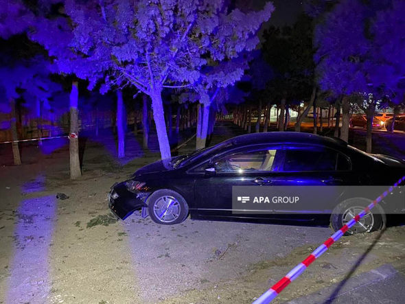 Sürücü sükan arxasında öldü, maşını piyadaların üstünə çıxdı (FOTO)