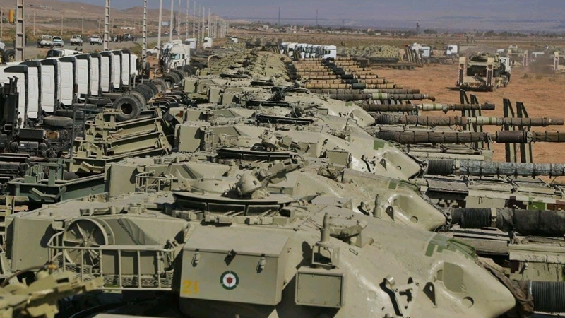İranın Naxçıvanla sərhəddə yığdığı silahlı texnikanın yeri bilindi (FOTO)