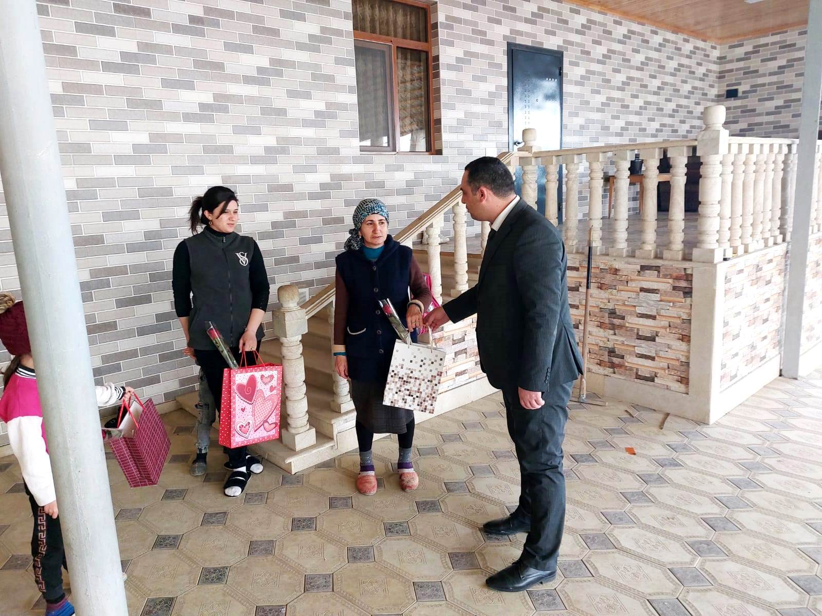 Ağstafada şəhid anaları, xanımları və qızları yaşadıqları ünvanlarda təbrik olundu (FOTOLAR)