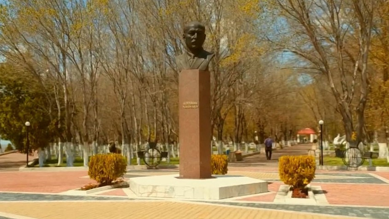 "Nərimanovun büstü təmirə görə müvəqqəti götürülüb" (AÇIQLAMA)