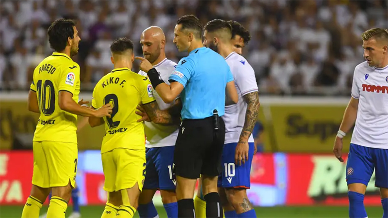 Baş hakim ona etiraz edən futbolçunu söydü