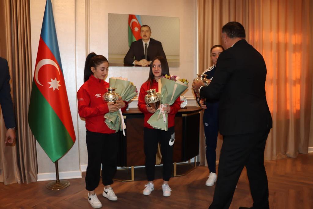 İrəvanda  medallarını ölkəmizə həsr edən türkiyəli idmançılara hədiyyələr təqdim olundu