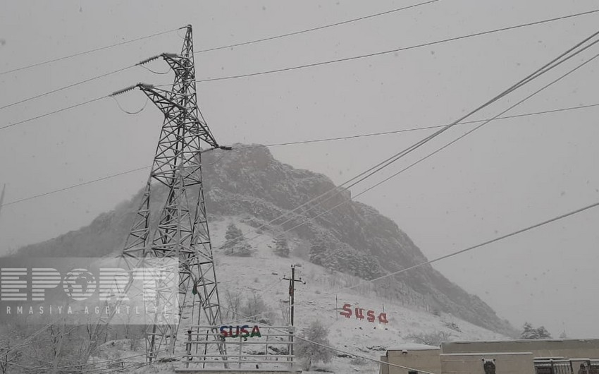 Şuşaya qar yağır, yollar təmizlənir (FOTO)