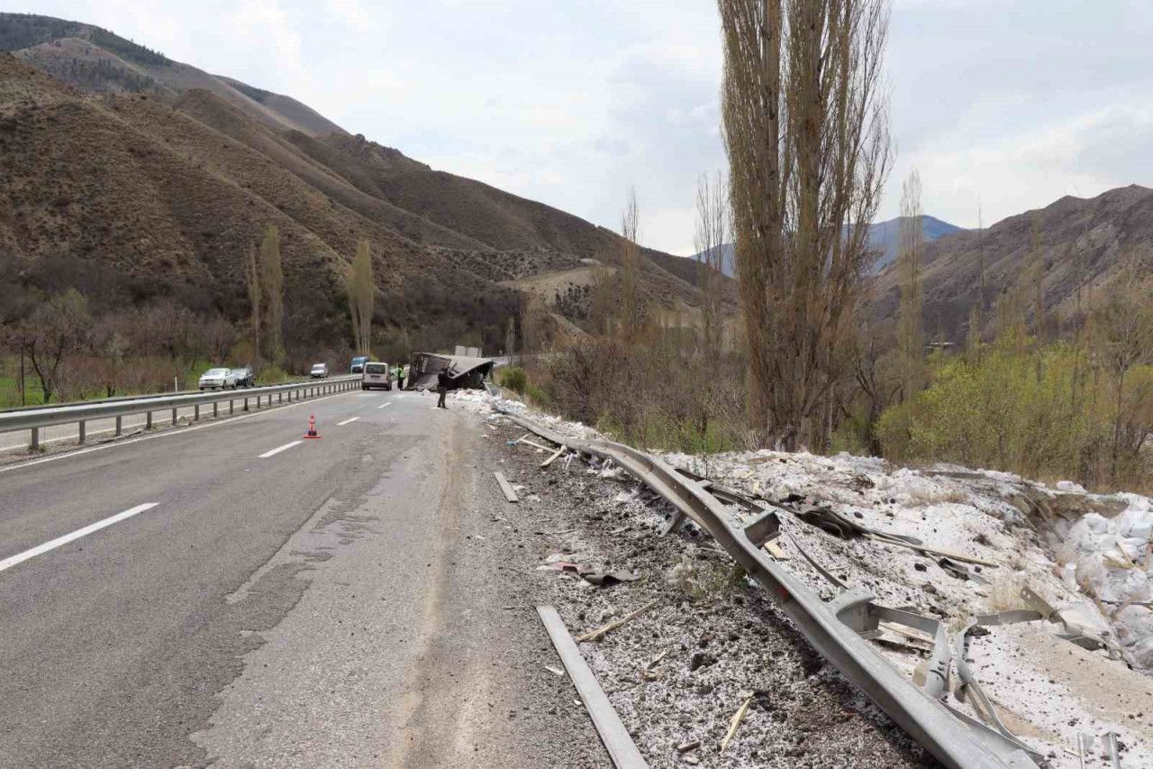 Azərbaycanlı sürücü 50 adamın öldüyü yolda qəza törətdi (FOTOLAR)
