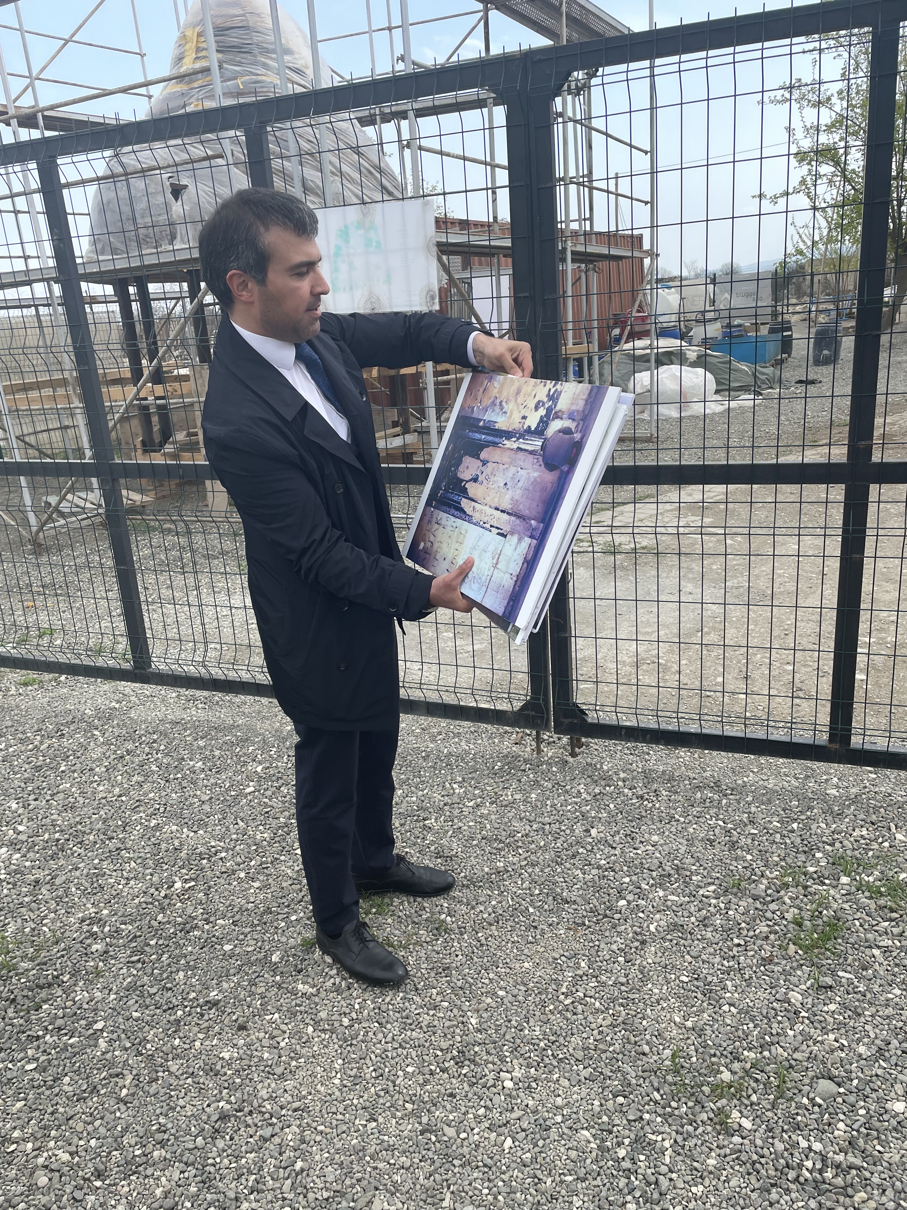 Bob Bləkmən: “Ermənilər Ağdam məscidində donuz saxlayıb (FOTO)