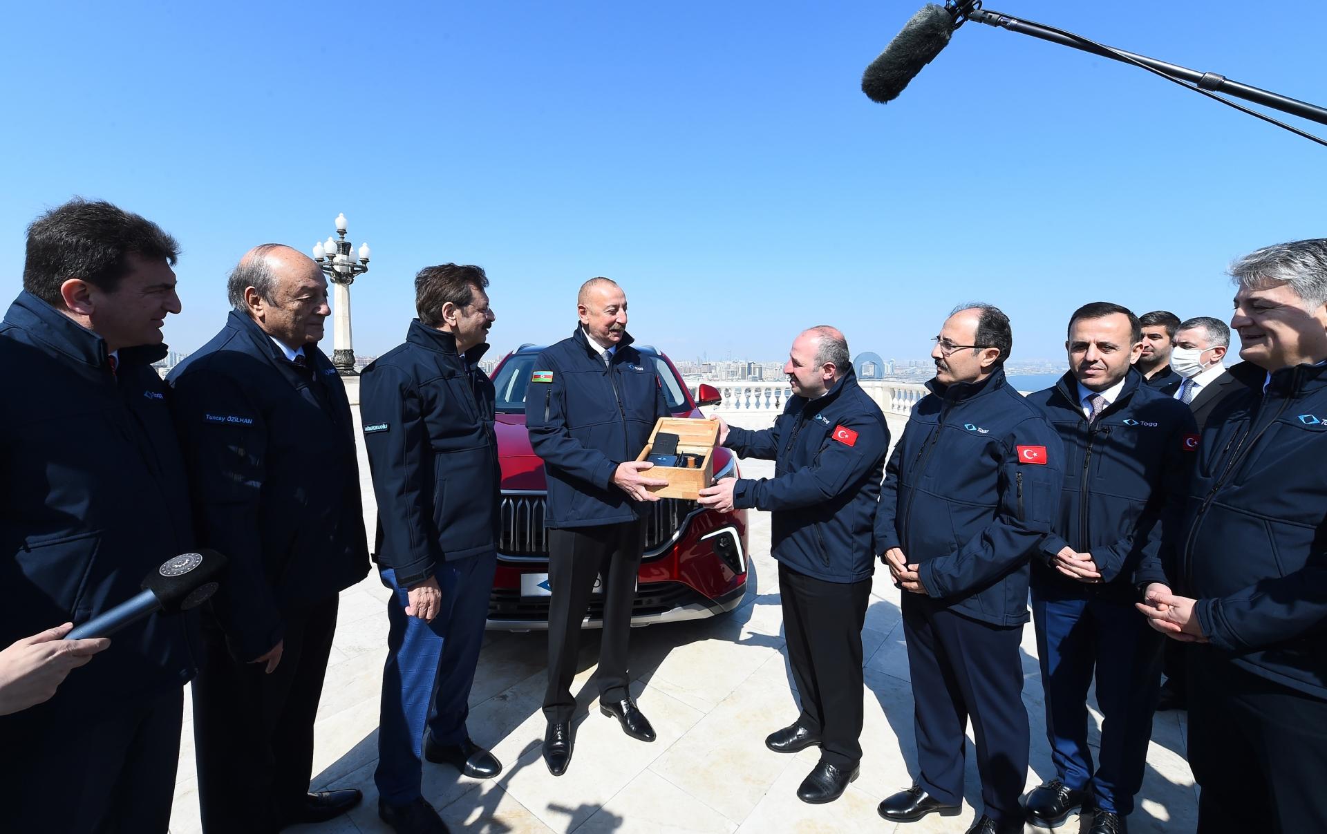 Türkiyənin ilk yerli elektromobili İlham Əliyevə təqdim olundu (YENİLƏNİB/FOTO)