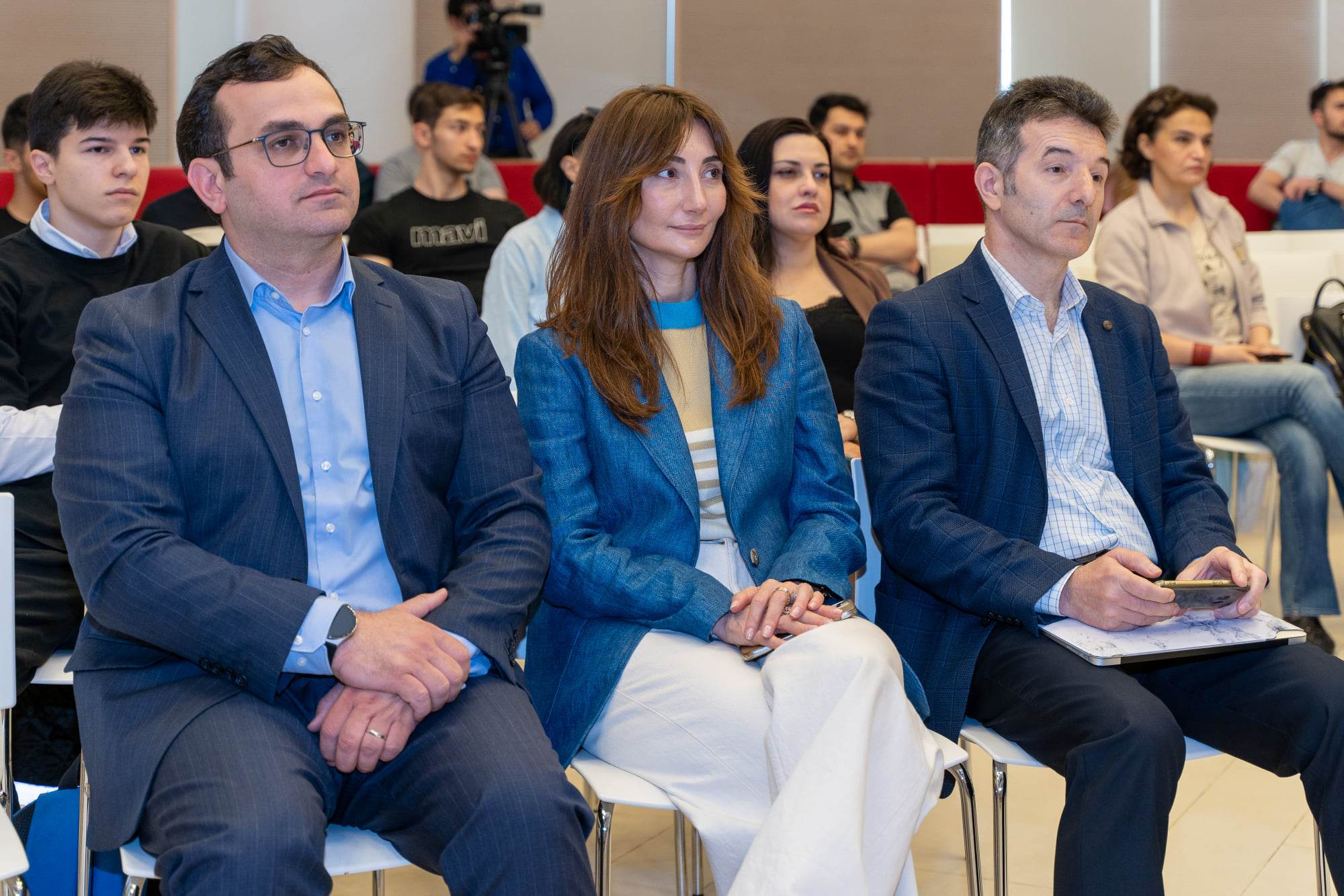 “Dəstəklə və Yenilə: Rəqəmsal dövrün çağırışları və imkanları ətrafında müzakirə”