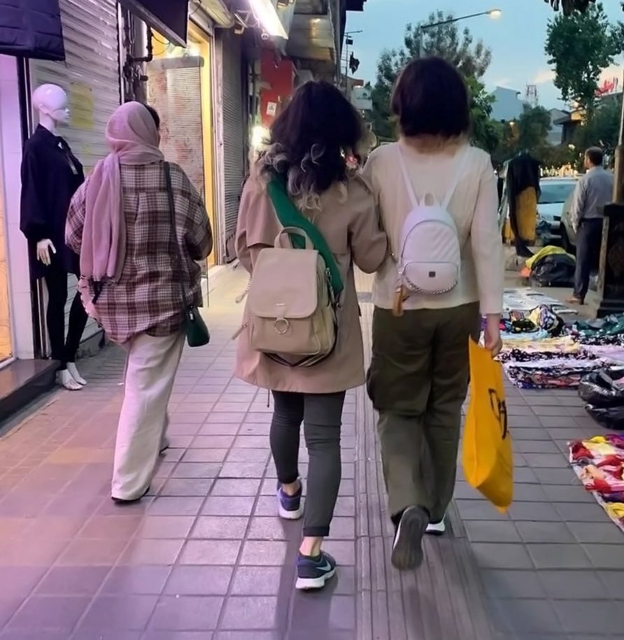 İranda qadınlar küçəyə hicabsız çıxır (FOTOLAR)