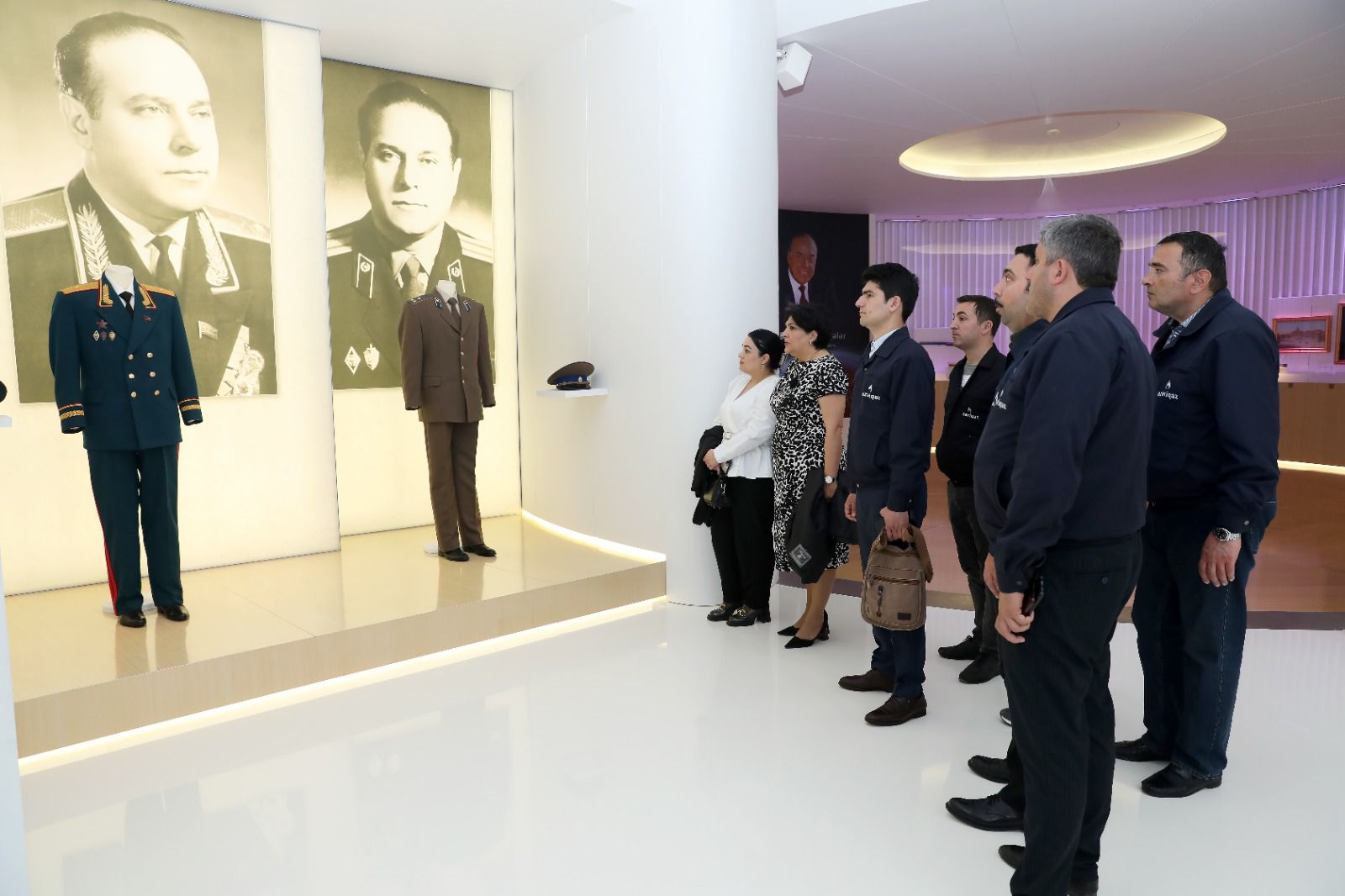 "Azəriqaz"ın rəhbər şəxsləri və 10 gənc mütəxəssisin Heydər Əliyev Mərkəzində olub (FOTOLAR)