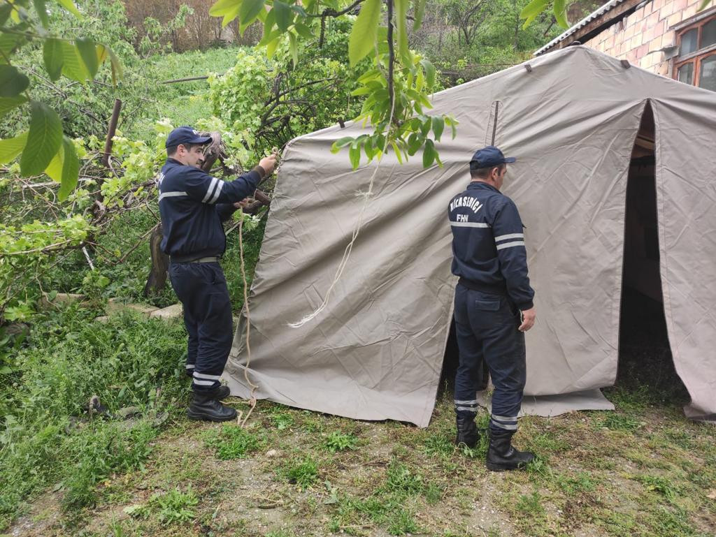 Siyəzəndə torpaq sürüşməsi: 2 ev qəzalı vəziyyətə düşdü (FOTO/VİDEO)