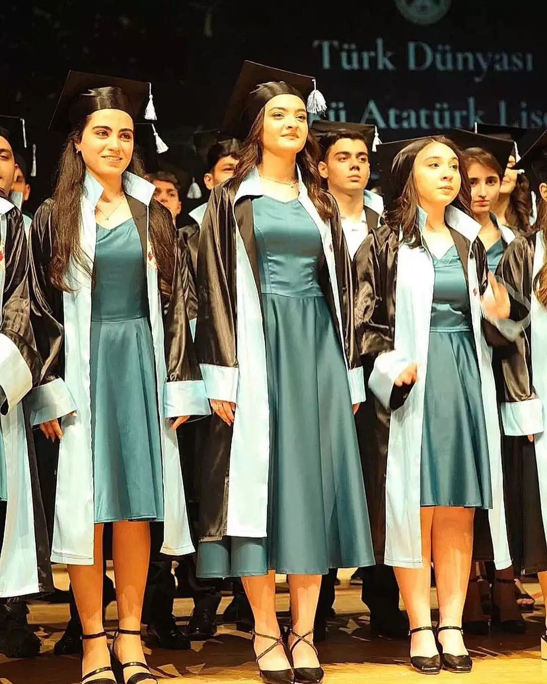 Xalq artistinin qızı məzun oldu... (FOTO)