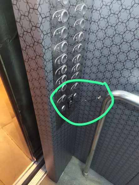 Bakıda məhkəmə hakimi bina liftinin düymələrini qırdı (FOTO/VİDEO)