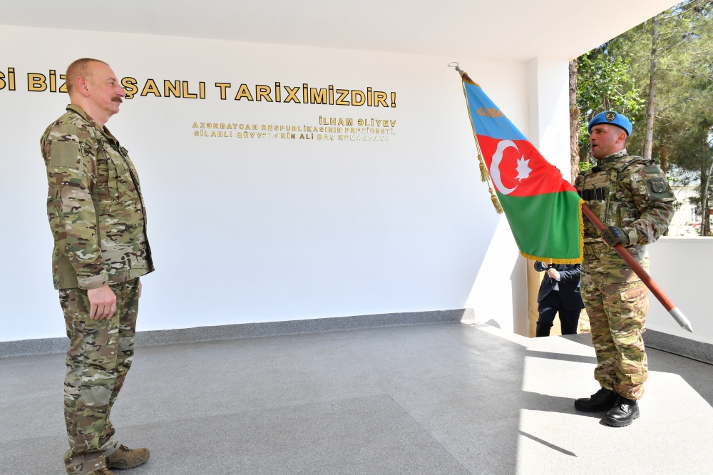 Prezident MN-in komando hərbi hissələrinin birində yaradılan şəraitlə tanış oldu (YENİLƏNİB/FOTO)