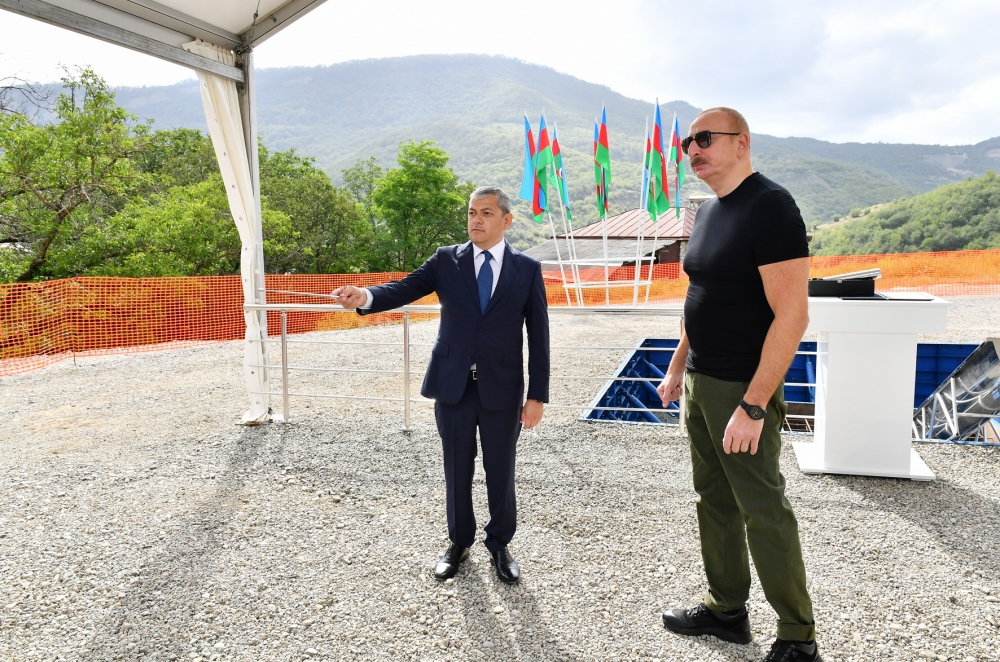 Prezident Şuşada məktəbin tikintisi ilə tanış olub (YENİLƏNİB/FOTO)