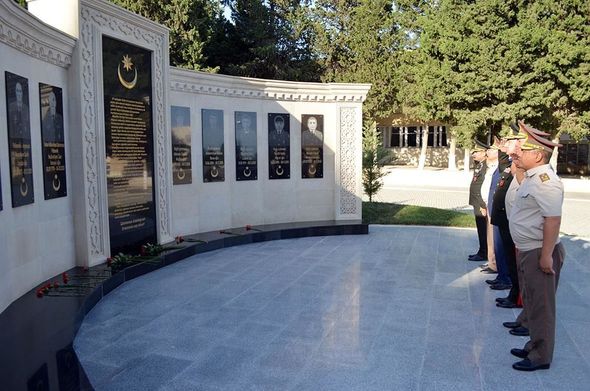 Qırğızıstanın müdafiə naziri Azərbaycanda komando hərbi hissəsində oldu - FOTO