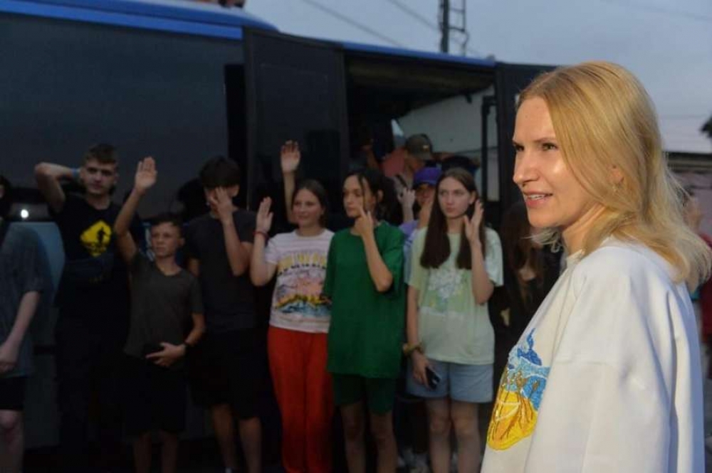 Kiyevdən Bakıya 30 ukraynalı hərbçi övladı yola düşdü (FOTOLAR)