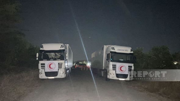 Erməniəsilli şəxslərin ehtiyaclarını qarşılamaq üçün yük maşınları Ağdam-Xankəndi yolunda gözləyir (FOTO)