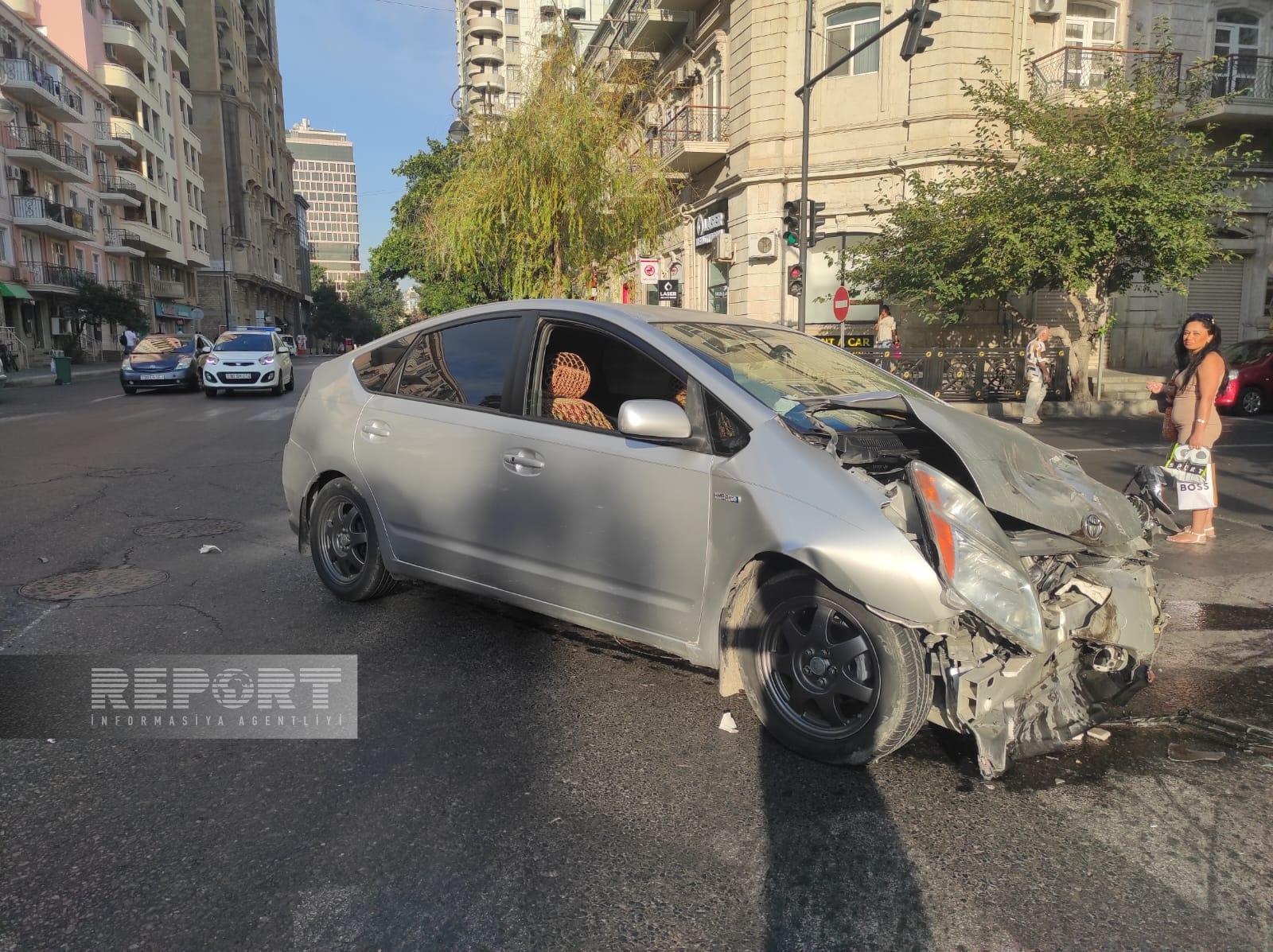 Bakıda "Prius" yük maşını ilə toqquşdu: “Mercedes” zərbənin təsirindən aşdı (FOTO)