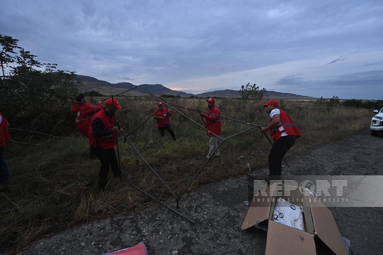 Azərbaycan Qızıl Aypara Cəmiyyətinin əməkdaşları Ağdam-Xankəndi yolunda gecələyəcəklər (FOTO)