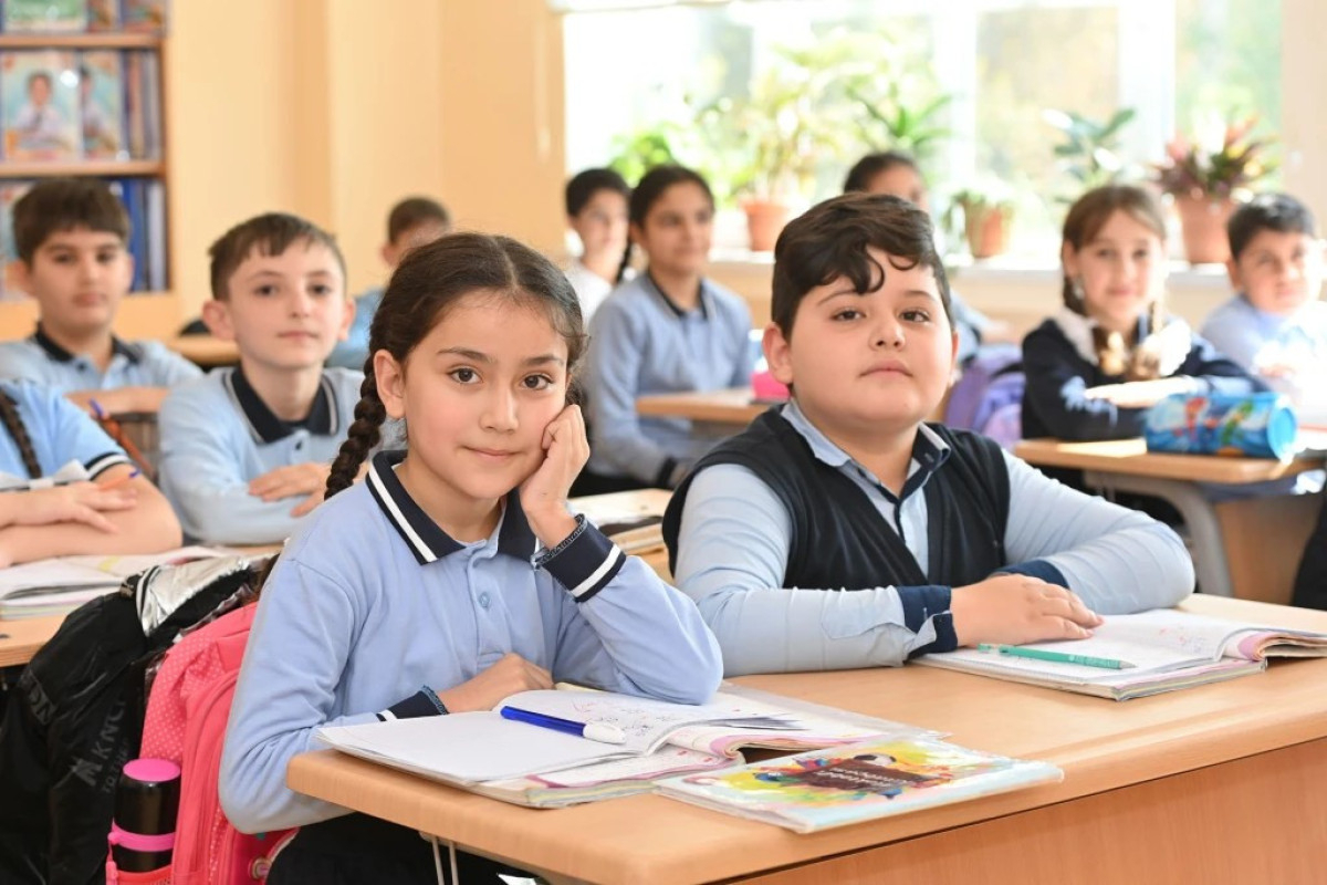 Məktəbli formaları satışda - Rəng seçimi bu cür olacaq (VİDEO)