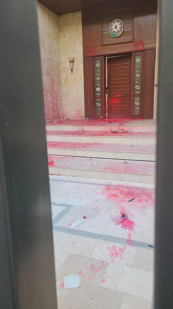 Ermənilərin Livandakı səfirliyimizə hücum anı (FOTO/VİDEO)
