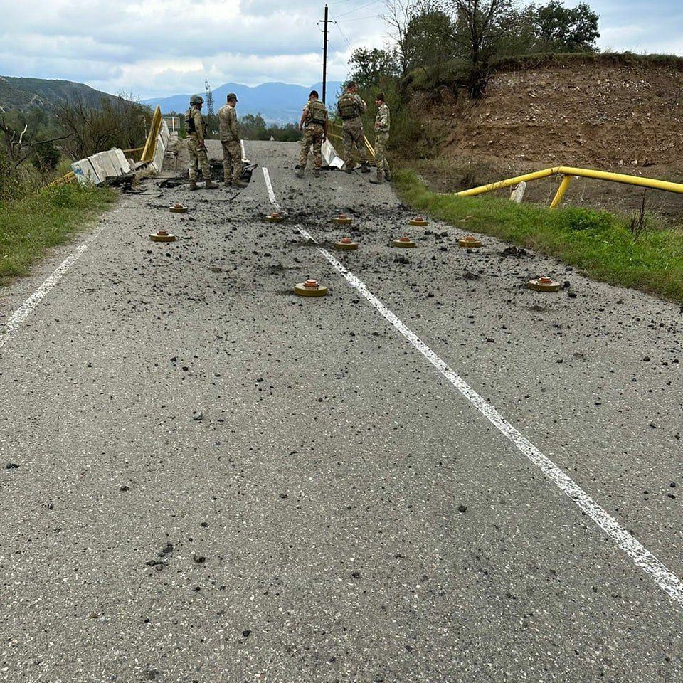 Separatçılar qaçmazdan əvvəl Ağdərədə yolu minalayıblar (FOTO)