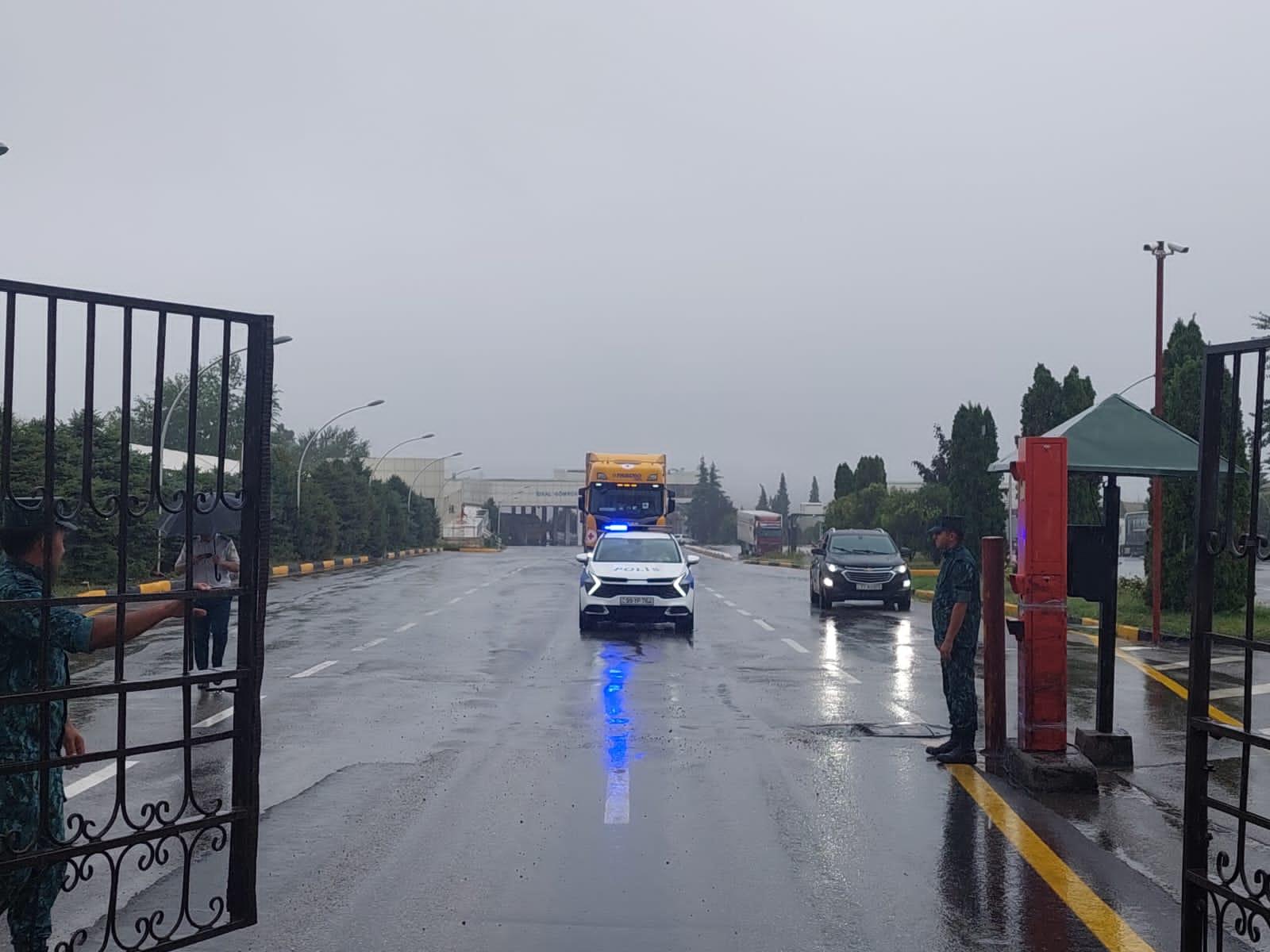 Rusiya Qızıl Xaç Cəmiyyətinin Qarabağ erməniləri üçün göndərdiyi ərzaq dolu TIR Ağdam istiqamətində hərəkət edir (FOTO)