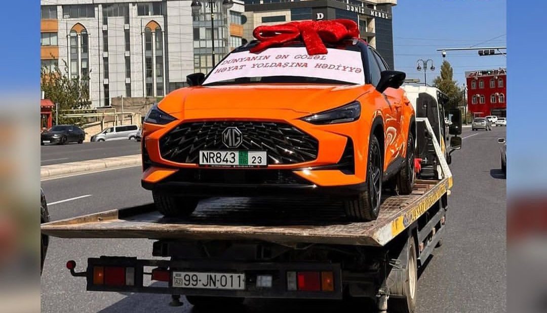 Bakıda xanımına lüks avtomobil alan bu məşhur imiş (FOTOLAR)