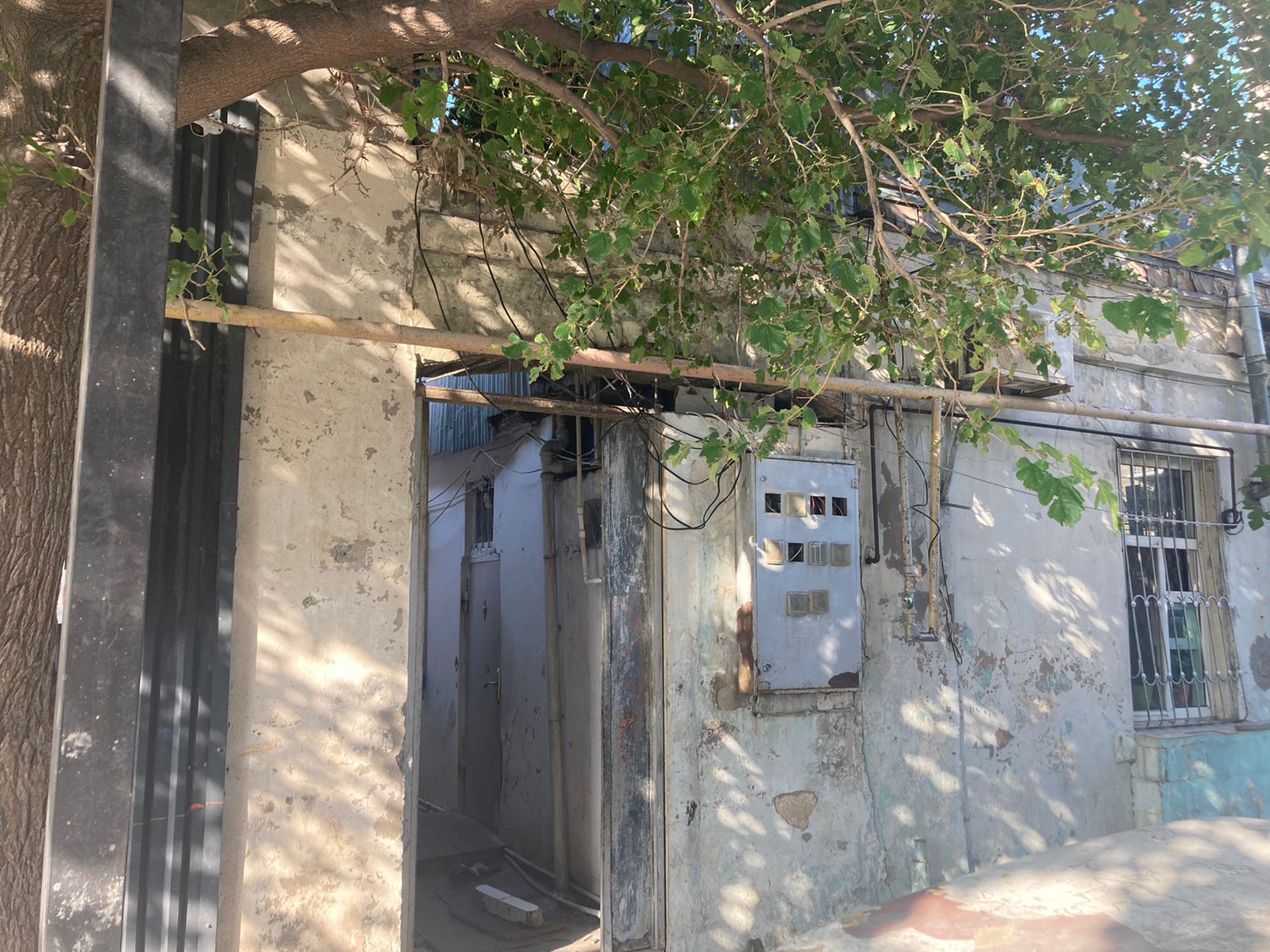 Hakimlə vətəndaş arasında ev qalmaqalı (FOTO)