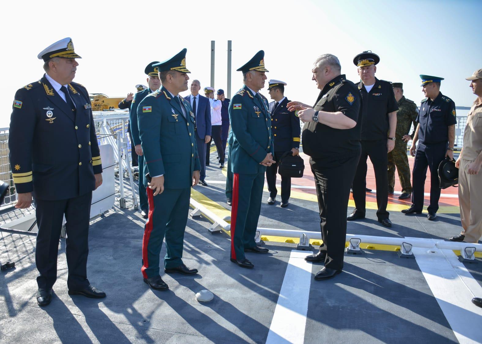 Rusiyanın hərbi gəmisi Bakıya gəldi (FOTO)