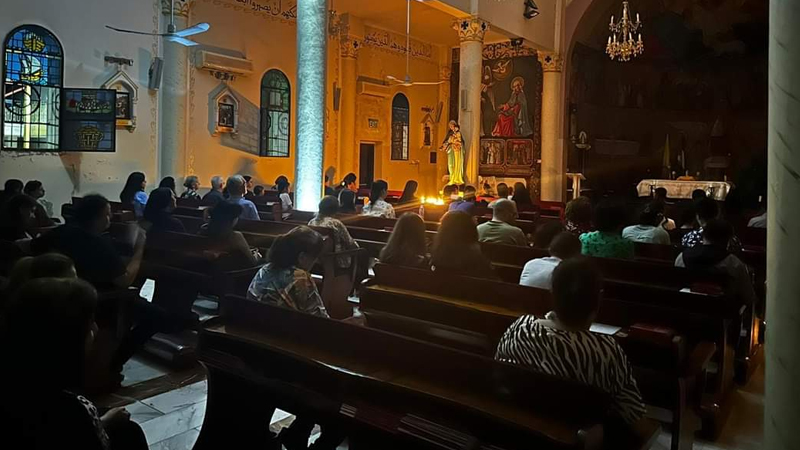 Qəzzada raket hücumunda dağılan kilsədə yüzlərlə insan gizlənib (VİDEO)