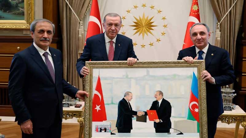 Kamran Əliyev Ərdoğana tarixi rəsm əsəri təqdim etdi