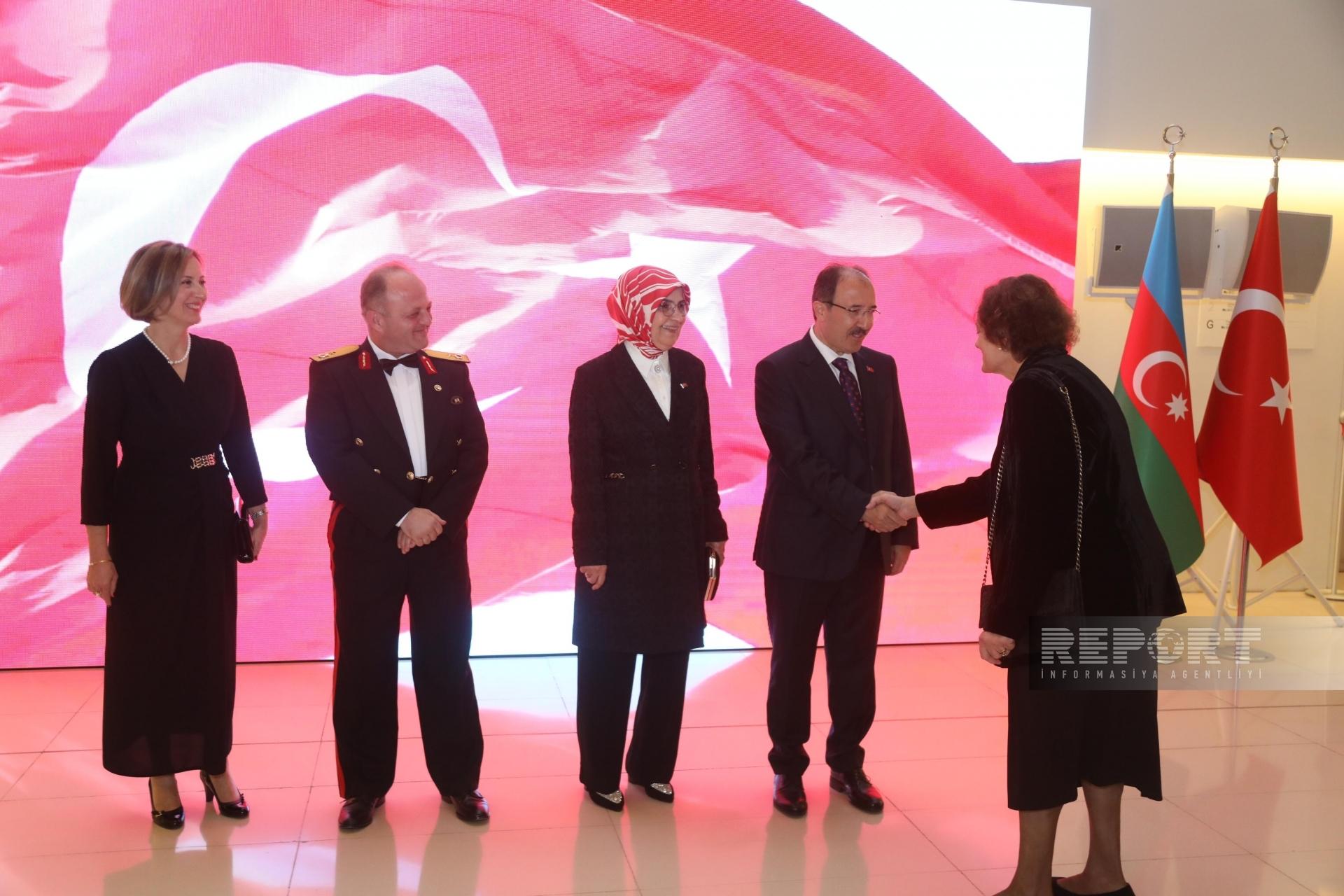 Bakıda Türkiyə Cümhuriyyətinin elan edilməsinin 100 ili münasibətilə rəsmi ziyafət verildi (FOTOLAR/YENİLƏNİB)