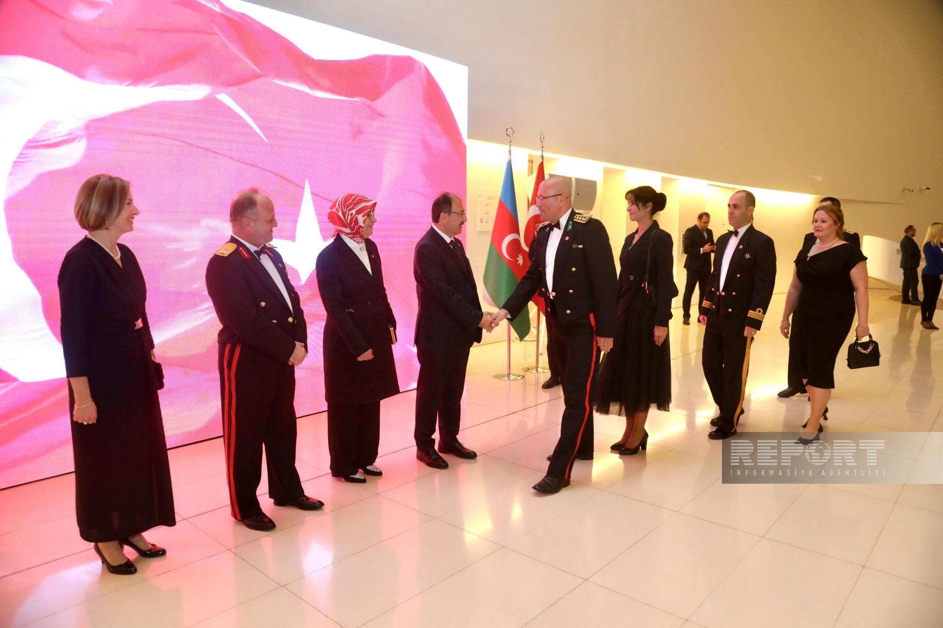 Bakıda Türkiyə Cümhuriyyətinin elan edilməsinin 100 ili münasibətilə rəsmi ziyafət verildi (FOTOLAR/YENİLƏNİB)