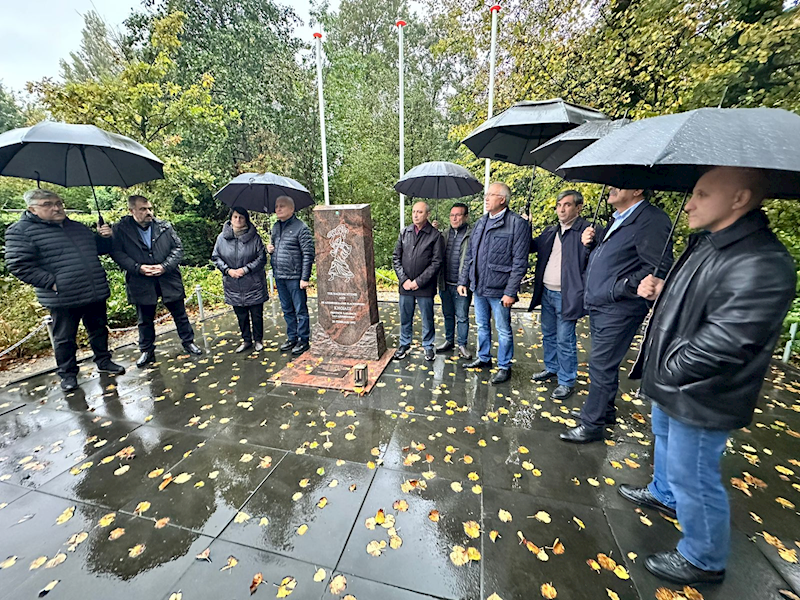 Azərbaycan nümayəndə heyəti Haaqada Xocalı abidəsini ziyarət etdi (FOTO)