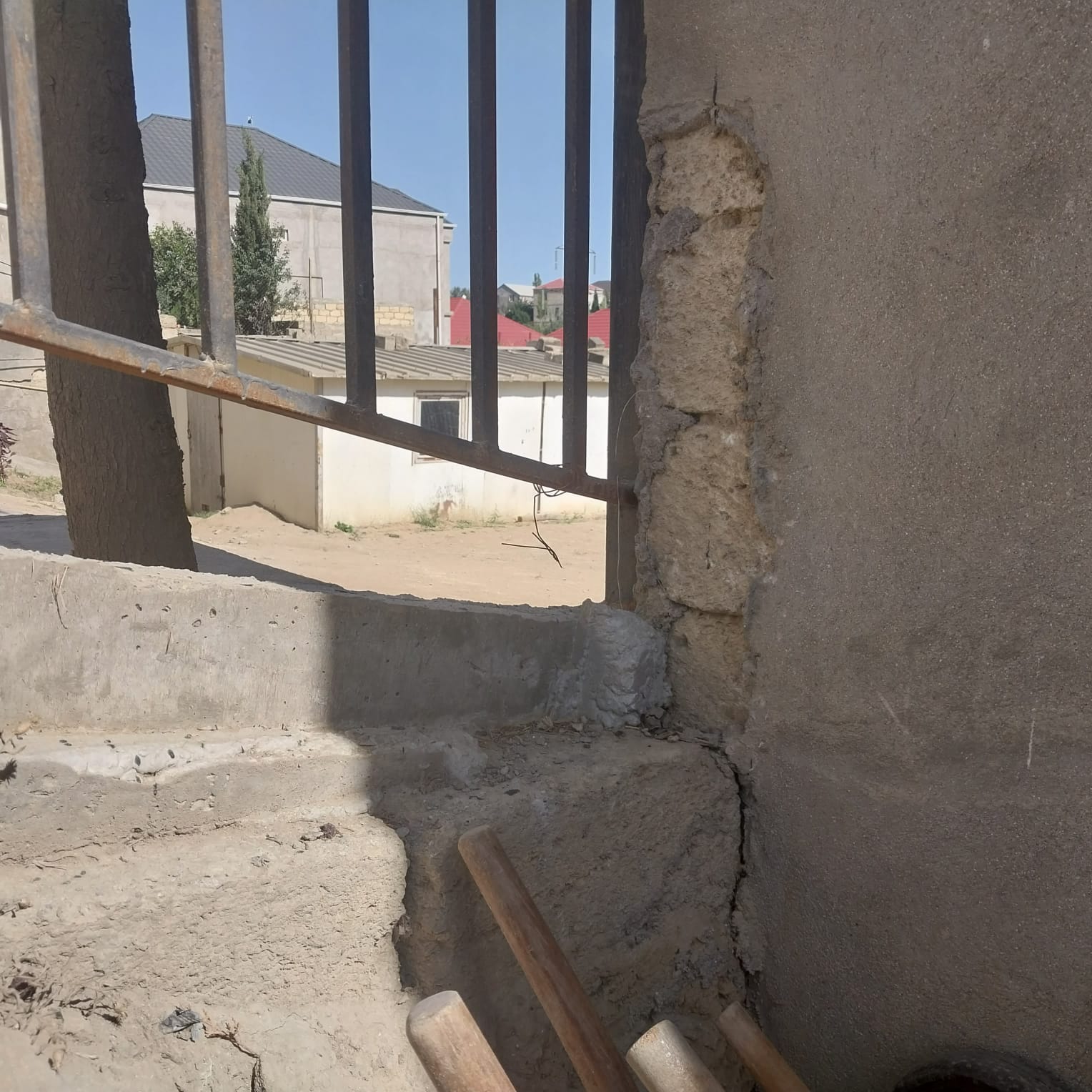 Badamdarda məktəblə bağlı qalmaqal: Direktorla sakin arasında nə problem var? (FOTO)