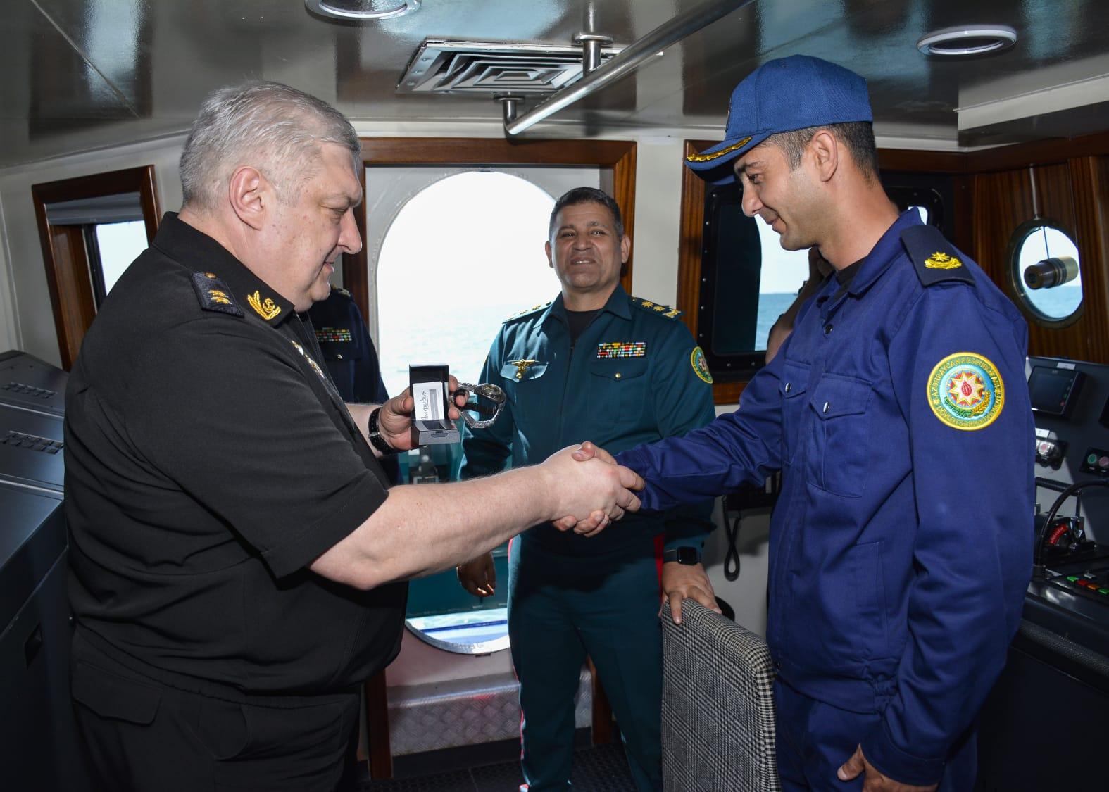 Rusiyanın hərbi gəmisi Bakıya gəldi (FOTO)