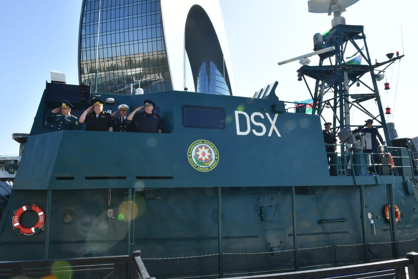 Rusiyanın hərbi gəmisi Bakıya gəldi (FOTO)